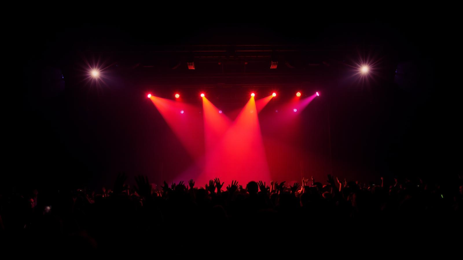 Concert avec scène éclairée et foule